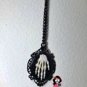 Collar camafeo skeleton hand