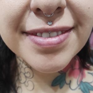 Joya de piercing barbell curvo flor con cristal